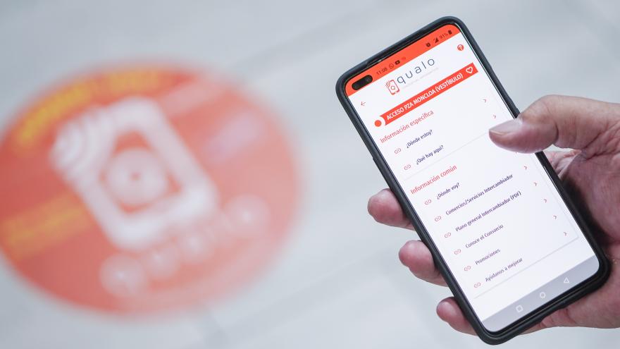 Teléfono móvil con la nueva aplicación Qualo