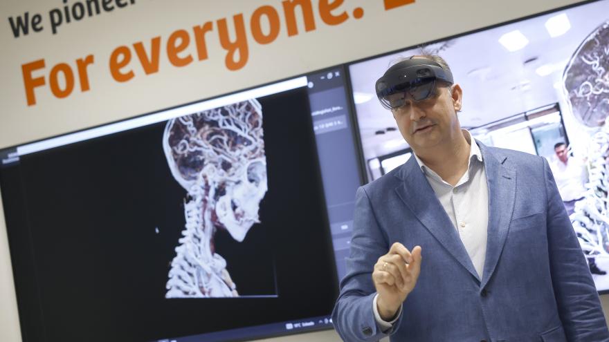 Miguel López-Valverde en un momento de la demostración de los sistemas de realidad virtual