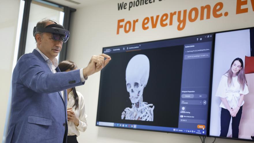 Miguel López-Valverde en un momento de la demostración de los sistemas de realidad virtual