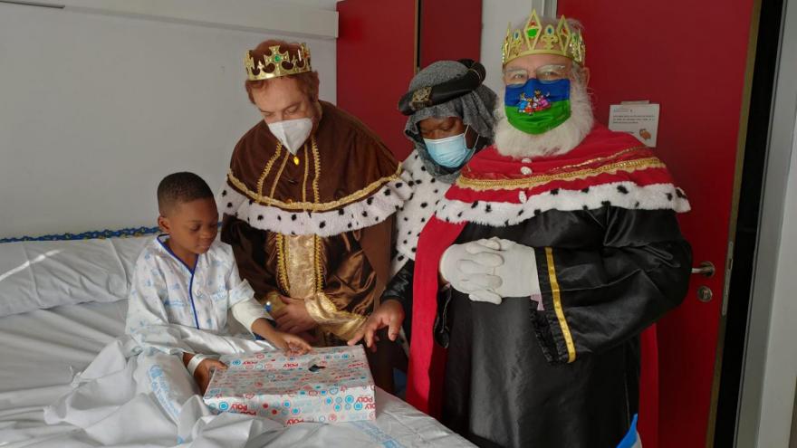 Los reyes magos entregan regalo a niño en el hospital