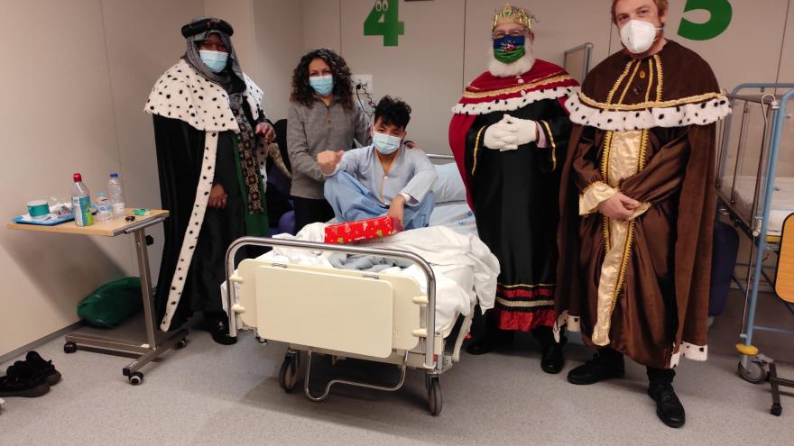 Reyes magos visitan a un niño en el hospital
