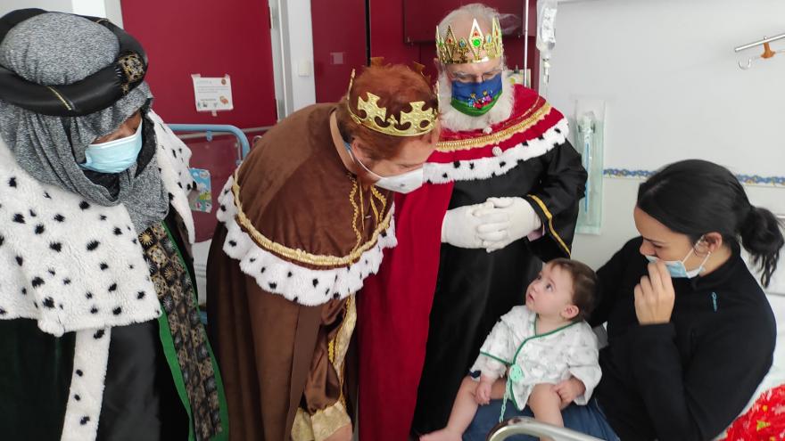 Los reyes magos visitan a menor en el hospital