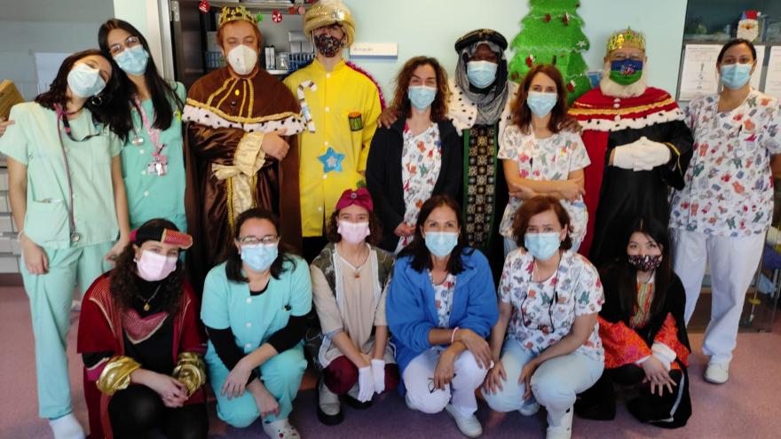 Reyes magos junto a profesionales sanitarios en un hospital