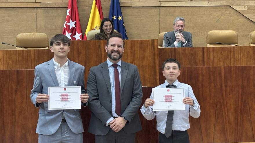 La Comunidad de Madrid duplica los centros públicos y alumnos que participan en el programa de debate escolar Global Classrooms El viceconsejero de Política y Organización Educativa