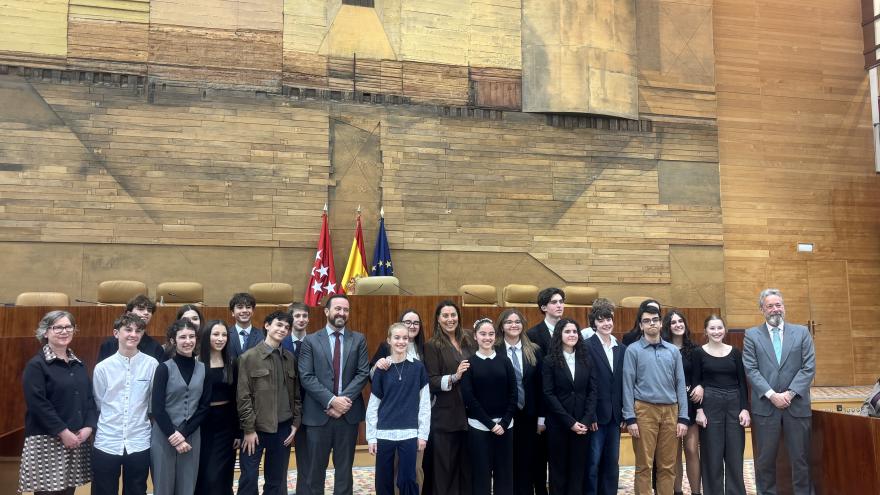 La Comunidad de Madrid duplica los centros públicos y alumnos que participan en el programa de debate escolar Global Classrooms El viceconsejero de Política y Organización Educativa