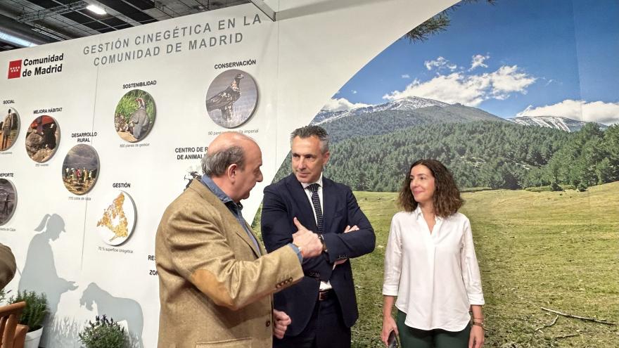 La Comunidad de Madrid participa en la XI Feria Cinegética con un estand propio en el que agentes forestales explicarán su trabajo El consejero Novillo en la XI Feria Cinegética