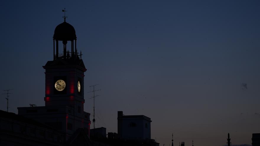 Imagen de cabecera #4 de la página de "La Comunidad de Madrid ilumina de rojo la fachada de la Real Casa de Correos en el Día Mundial del Donante de Sangre"