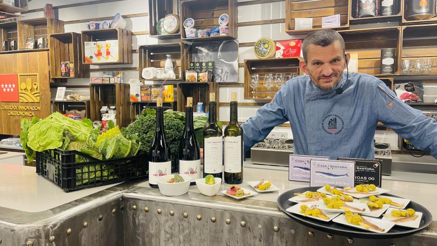 Un hombre sirviendo el vino