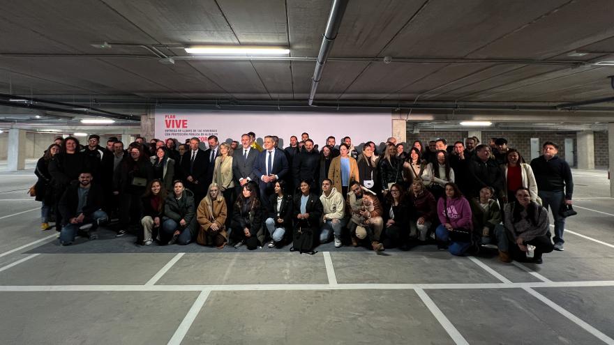 El consejero Rodrigo en la entrega de llaves del Plan Vive en Alcorcón