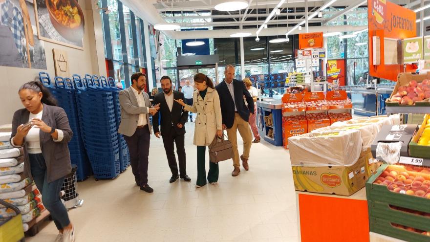 La directora general de Comercio, Consumo y Servicios, Marta Nieto, ha inaugurado la nueva tienda de Lidl