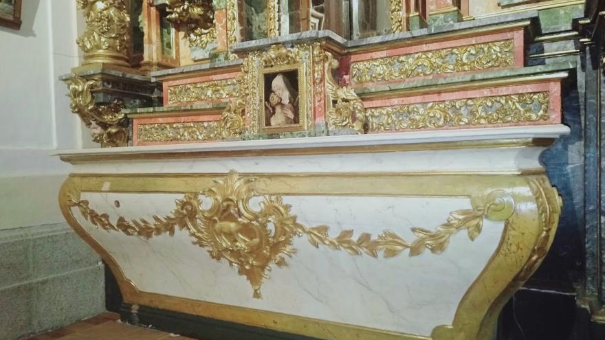 Detalle de mesa de altar antes de la restauración