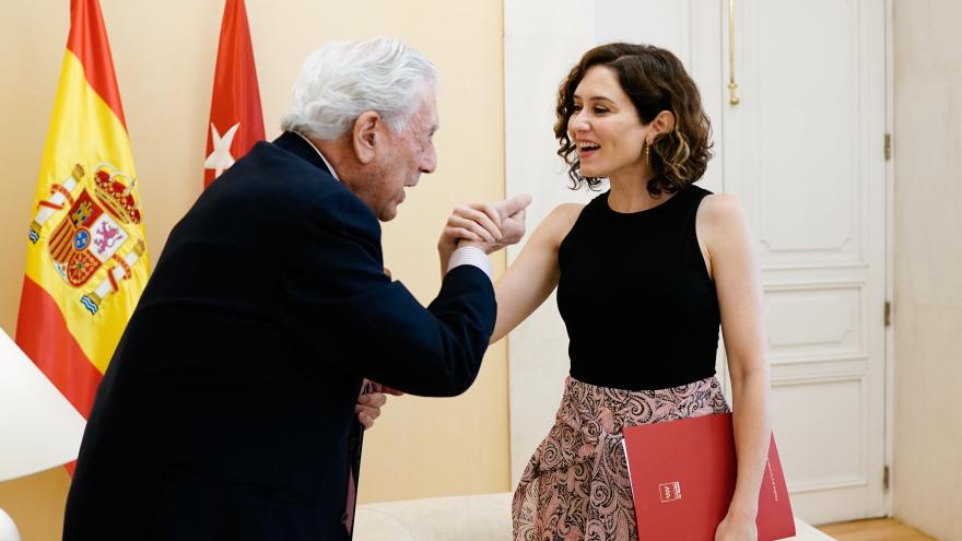 La presidenta saluda al Nobel Mario Vargas Llosa