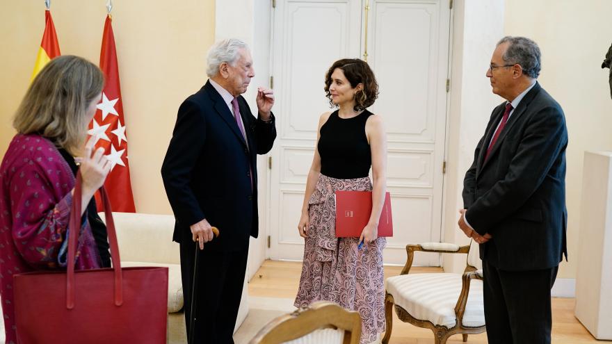 La presidenta junto al Nobel Mario Vargas Llosa