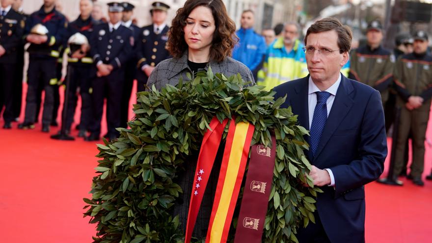 Díaz Ayuso y Martínez-Almeida depositan una corona de laurel en la fachada de la Real Casa de Correos