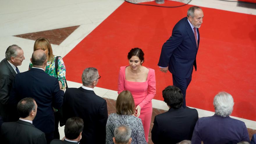 La presidenta saludando a su llegada