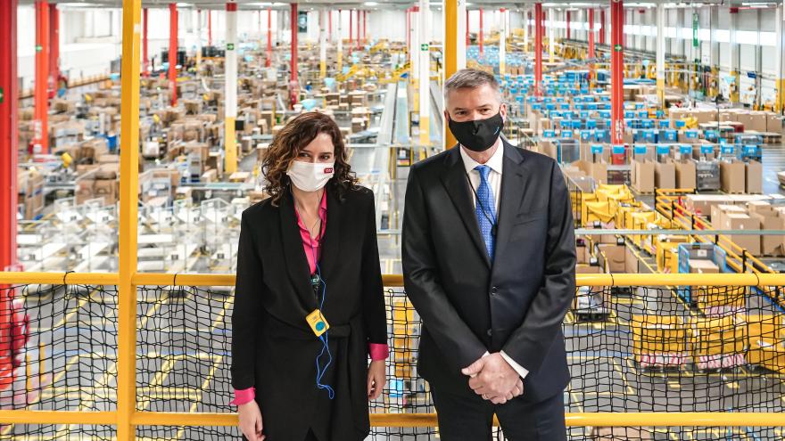 La presidenta junto a Fred Patjje, director general de Amazon Costume Fulfillment para España, Francia e Italia