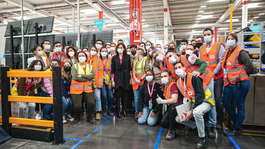 La presidenta con el equipo del centro logístico de Amazon