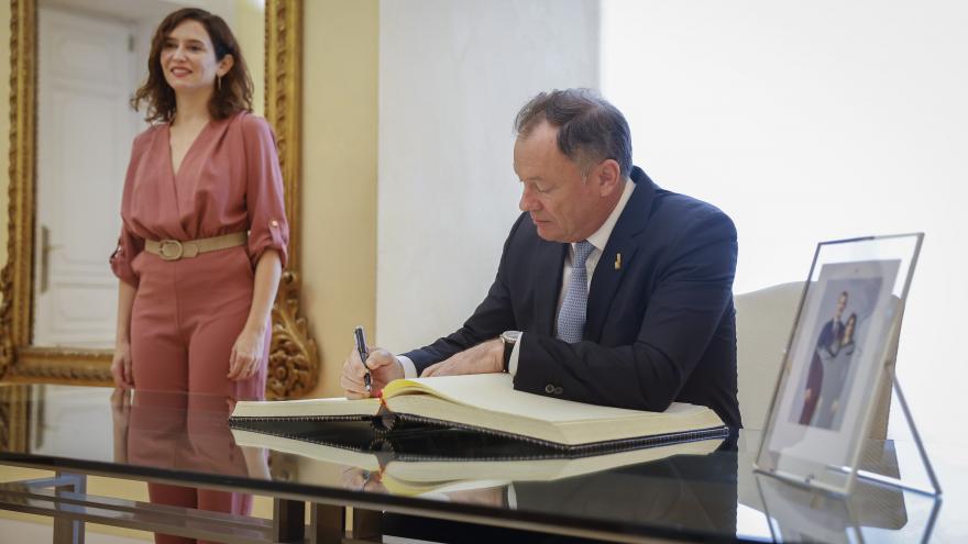 López Alegría firmando el libro de invitados