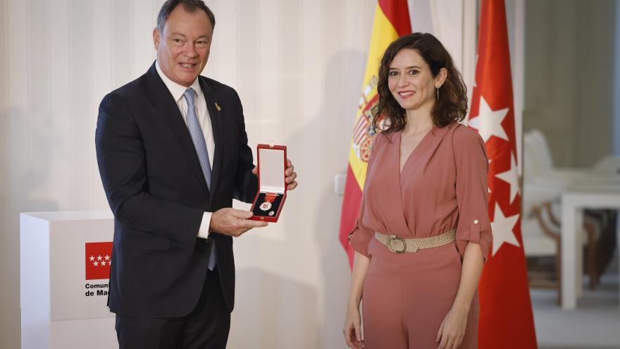 La presidenta entregando la medalla a López Alegría