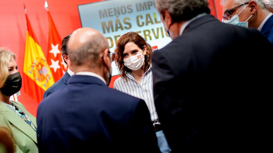 La presidenta conversa con invitados a la presentación
