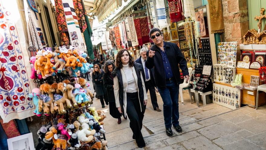 Díaz Ayuso se interesa por el sistema de seguridad israelí del centro de Jerusalén con más de 700 cámaras conectadas La presidenta durante la visita al centro de seguridad israelí