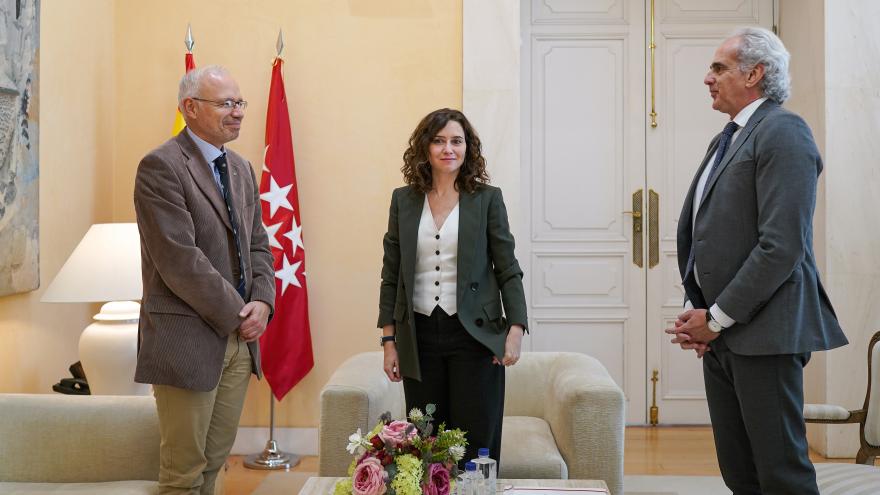 La presidenta durante la reunión junto al presidente de la institución y Escudero