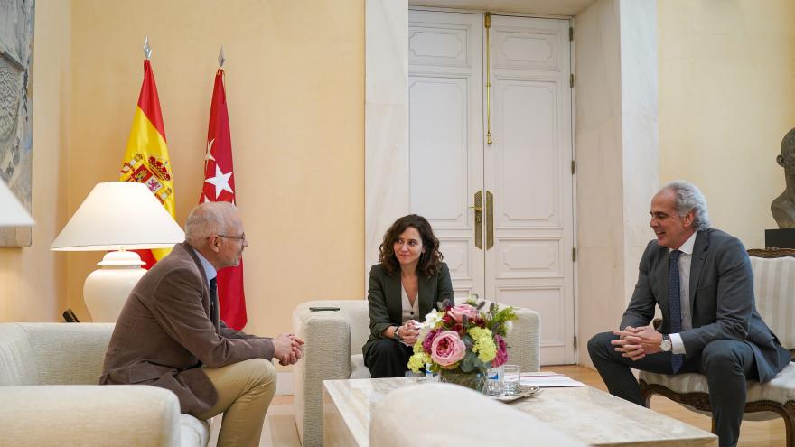 La presidenta durante la reunión junto al presidente de la institución y Escudero