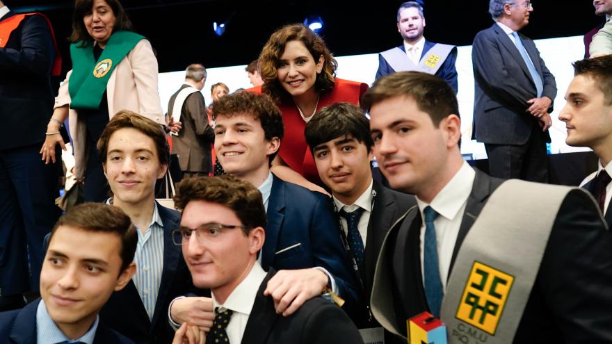 La presidenta con algunos alumnos