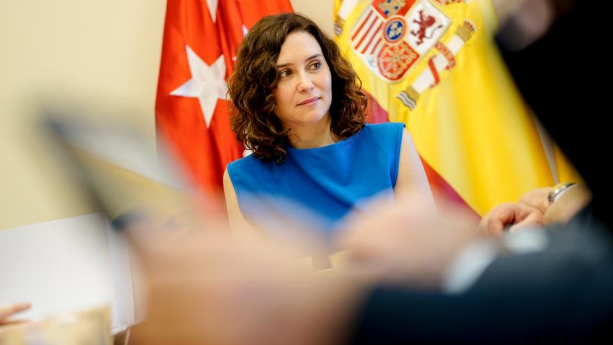 La presidenta, vestida de azul, durante el Consejo de Gobierno