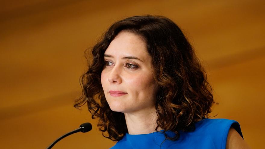 La presidenta, vestida de azul, durante el Consejo de Gobierno