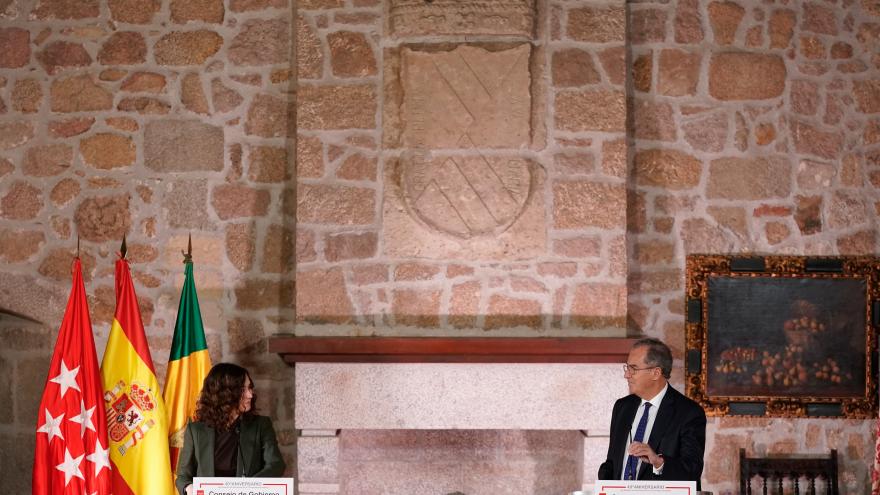 La presidenta Isabel Díaz Ayuso en el atril durante la rueda de prensa junto al vicepresidente