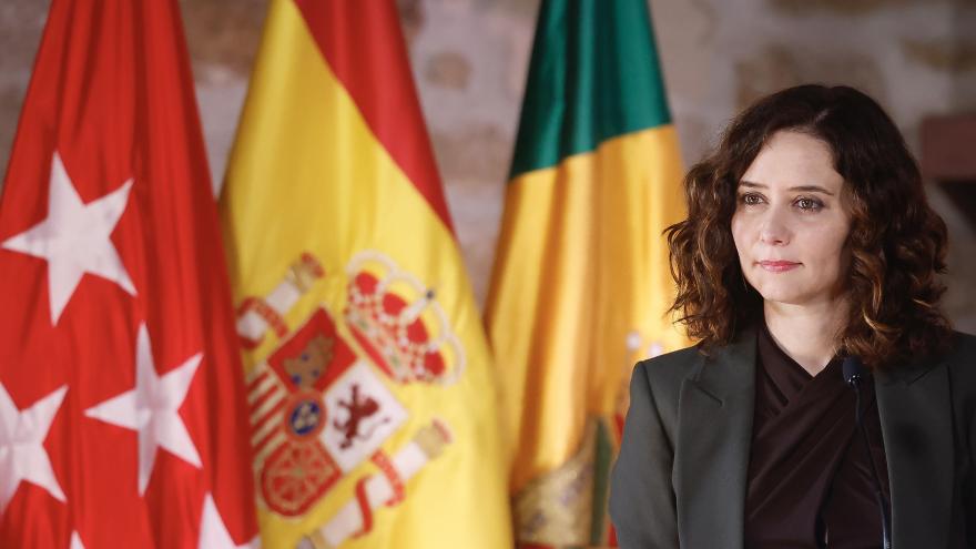 La presidenta Isabel Díaz Ayuso en el atril durante la rueda de prensa