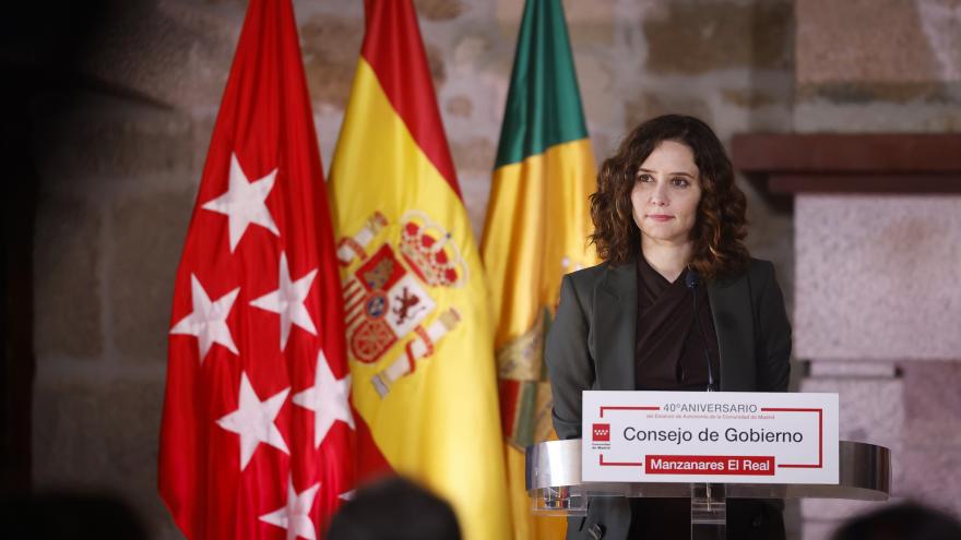 La presidenta Isabel Díaz Ayuso en el atril durante la rueda de prensa