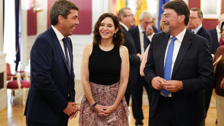 La presidenta ha asistido a las Cortes Valencianas al acto donde el nuevo presidente de esta región ha jurado su cargo