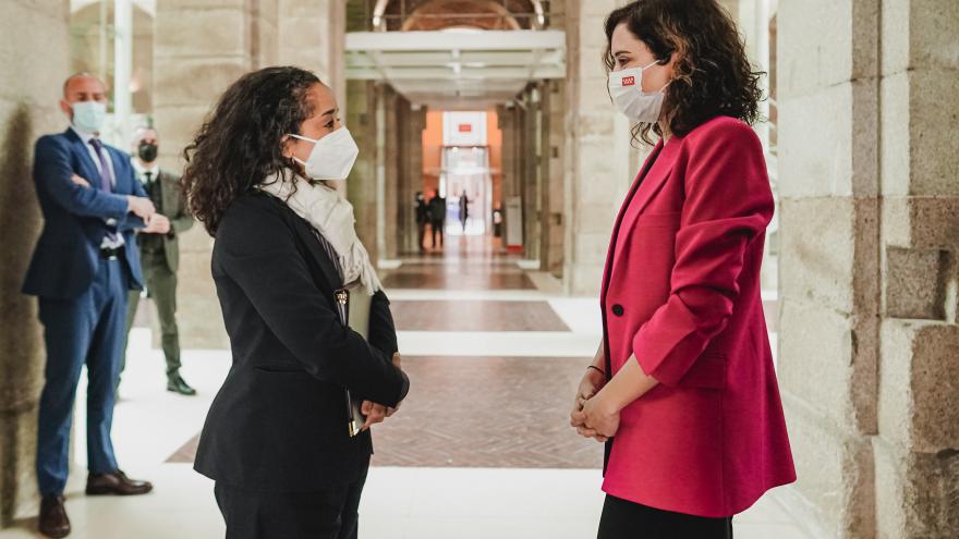 La embajadora y la presidenta conversan en la Real Casa de Correos