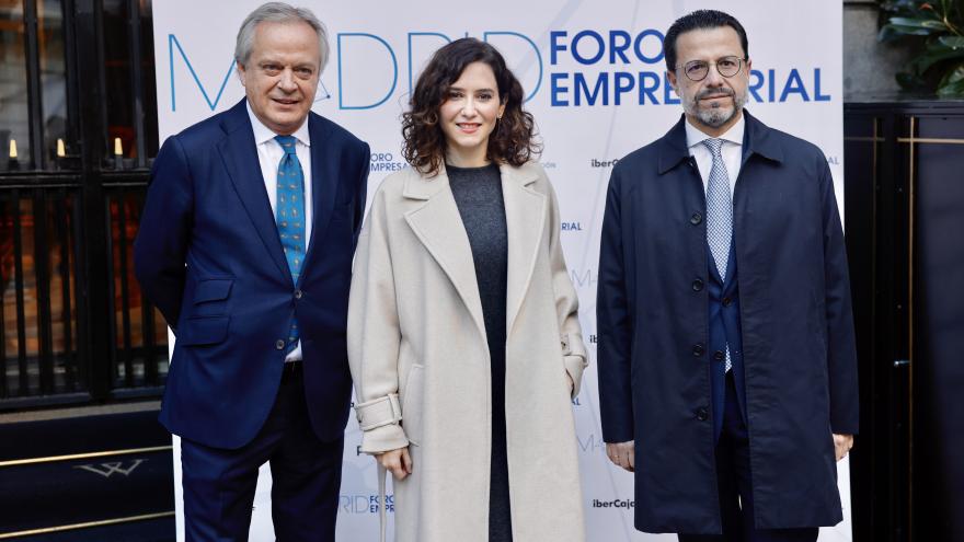 La presidenta junto al consejero Javier Lasquetty y otra persona