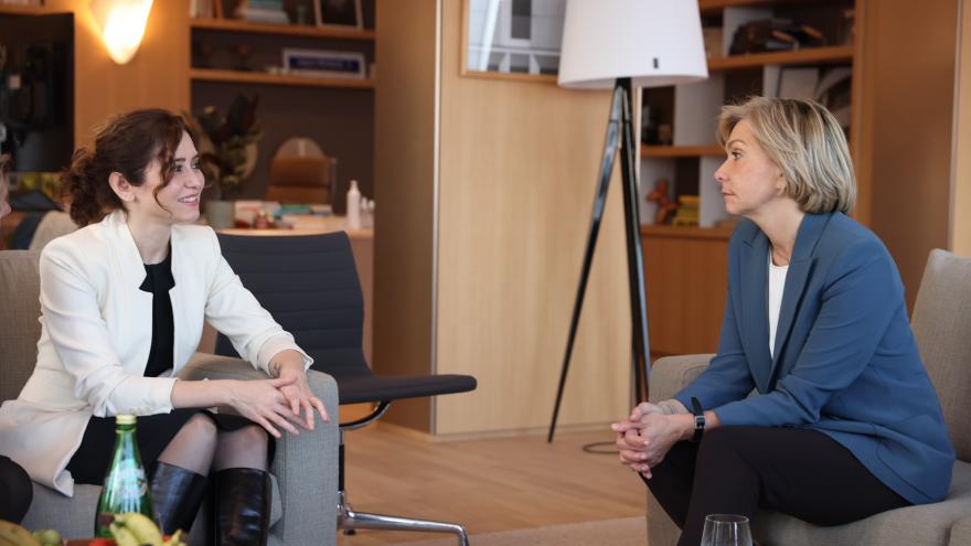 Las presidentas conversan sentadas en la sala de reuniones