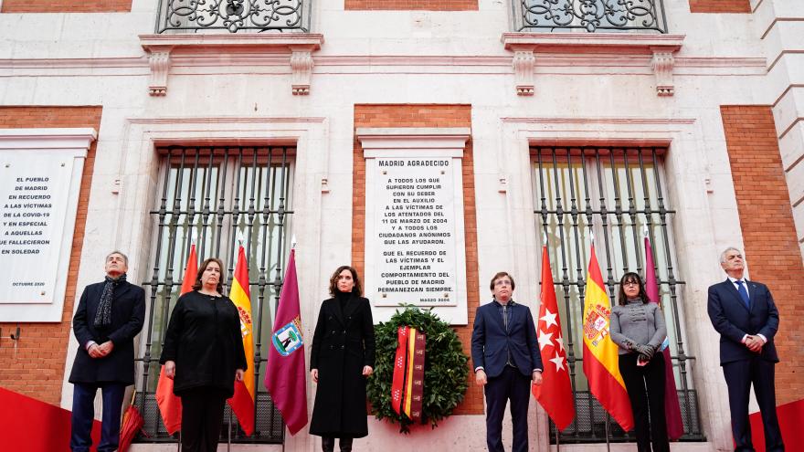 La presidenta, el alcalde y los representantes de las víctimas