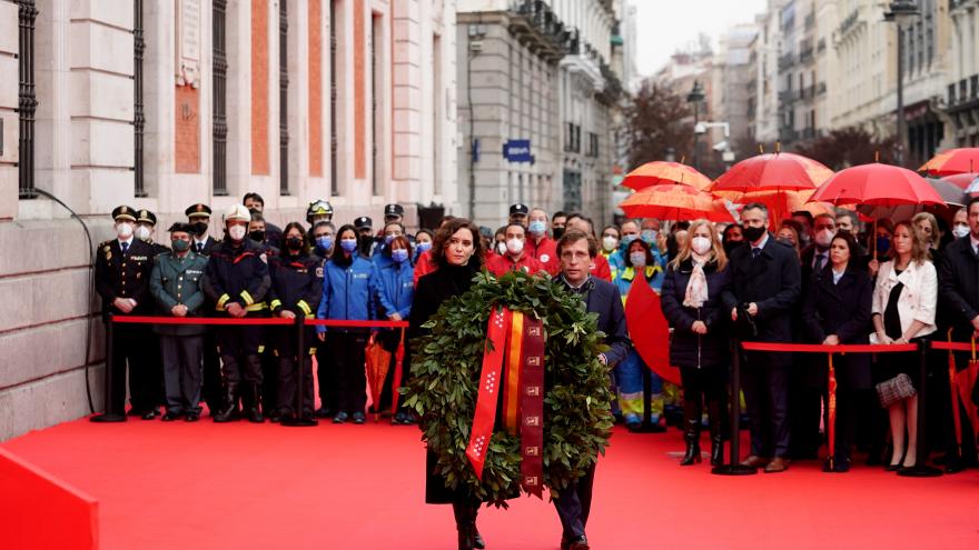 La presidenta Isabel Díaz Ayuso y el alcalde José Luis Martínez-Almeida cargan la corona
