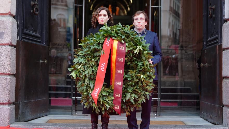 La presidenta Isabel Díaz Ayuso y el alcalde José Luis Martínez-Almeida cargan la corona