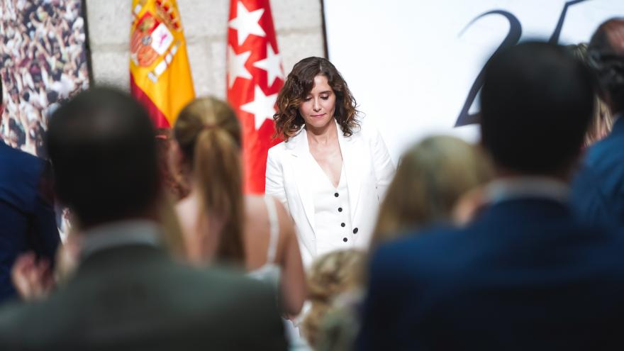 La presidenta vestida de blanco dando el discurso