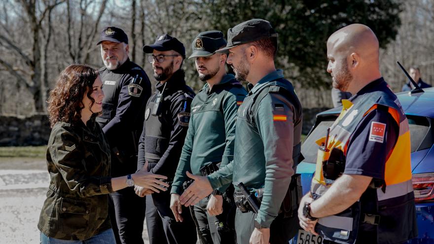 La presidenta saludando a los agentes