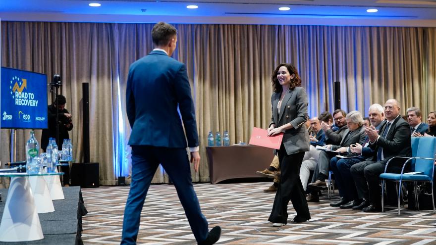 La presidenta caminando hacia el atril