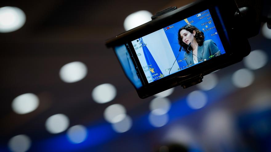 La presidenta a través de una pantalla