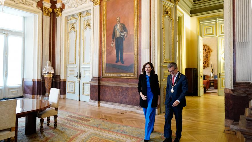 La presidenta junto al alcalde llegando a la rueda de prensa