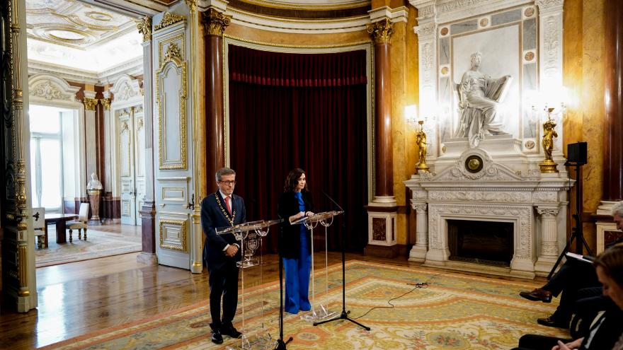 La presidenta junto al alcalde en el atril