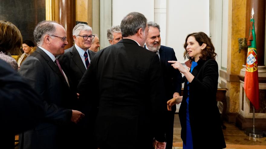 La presidenta durante la visita a la sede del Ayuntamiento