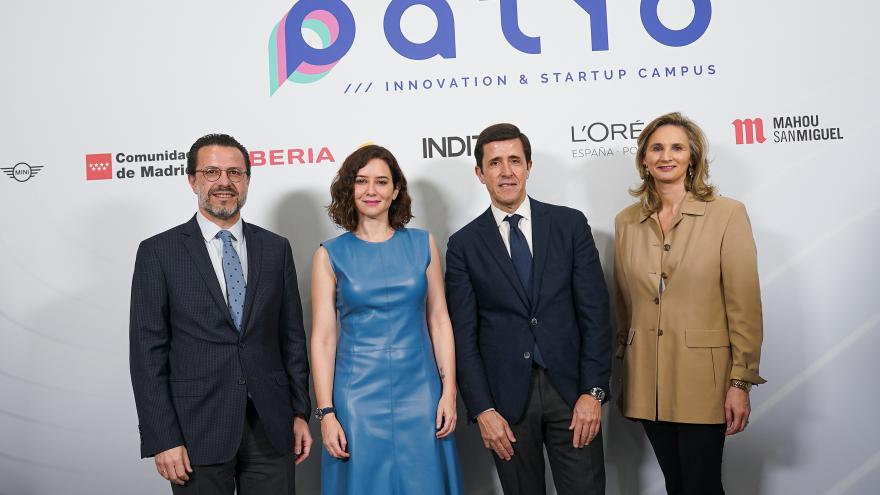 La presidenta junto a los consejeros Lasquetty y Martín, y a uno de los representantes del acto