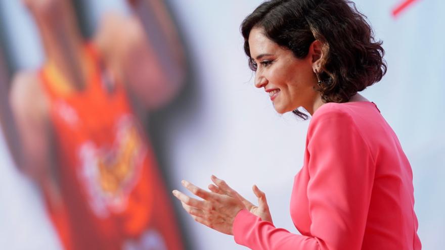 La presidenta aplaude durante el acto