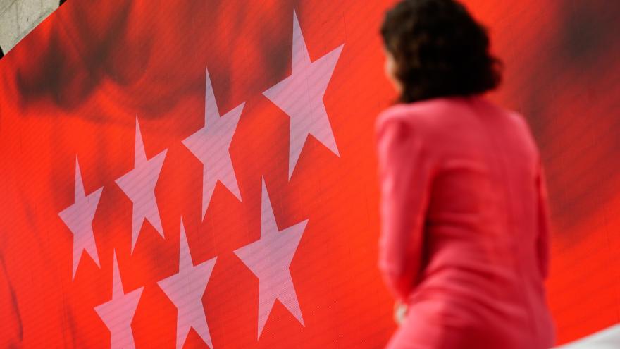 La presidenta de espaldas durante el acto 